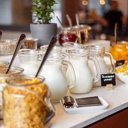 Courtyard By Marriott Center Готель