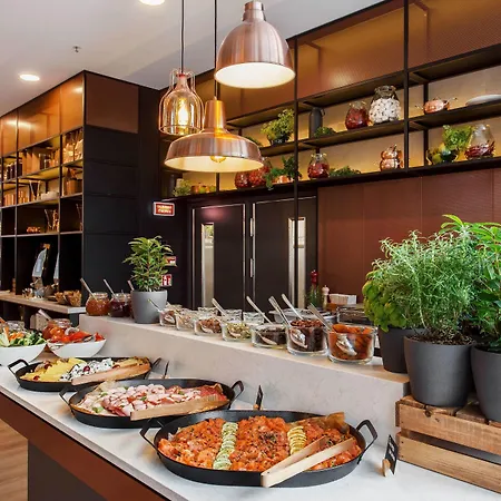Courtyard By Marriott Center וילנה