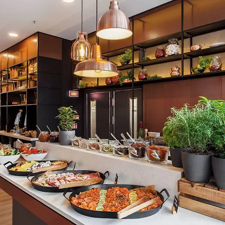 Courtyard By Marriott Center فندق